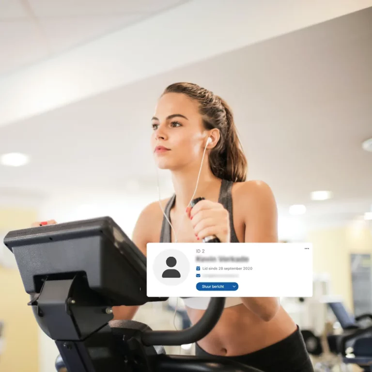 Vrouw die op een hometrainer traint, terwijl de afbeelding illustreert hoe de gebruiksvriendelijke ledenadministratie van Workouts Wizard helpt bij het beheren en organiseren van je leden voor een efficiënt fitnessbeheer.