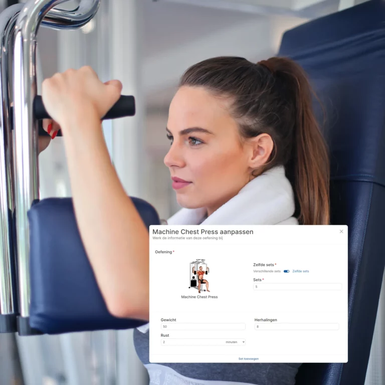 Vrouw die de 'Chest Press' uitvoert op een fitnessapparaat met een demonstratie van de Workouts Wizard trainingsschema editor: eenvoudig en effectief fitnessschema's creëren.
